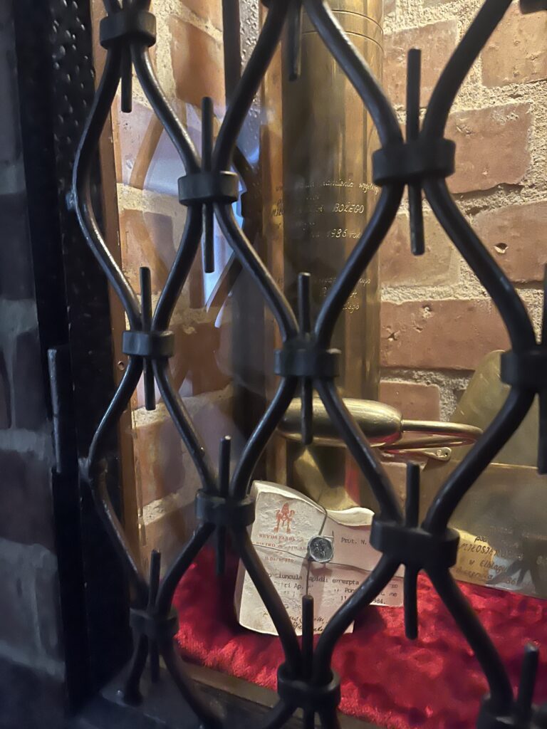 NA WYCIĄGNIĘCIE RĘKI