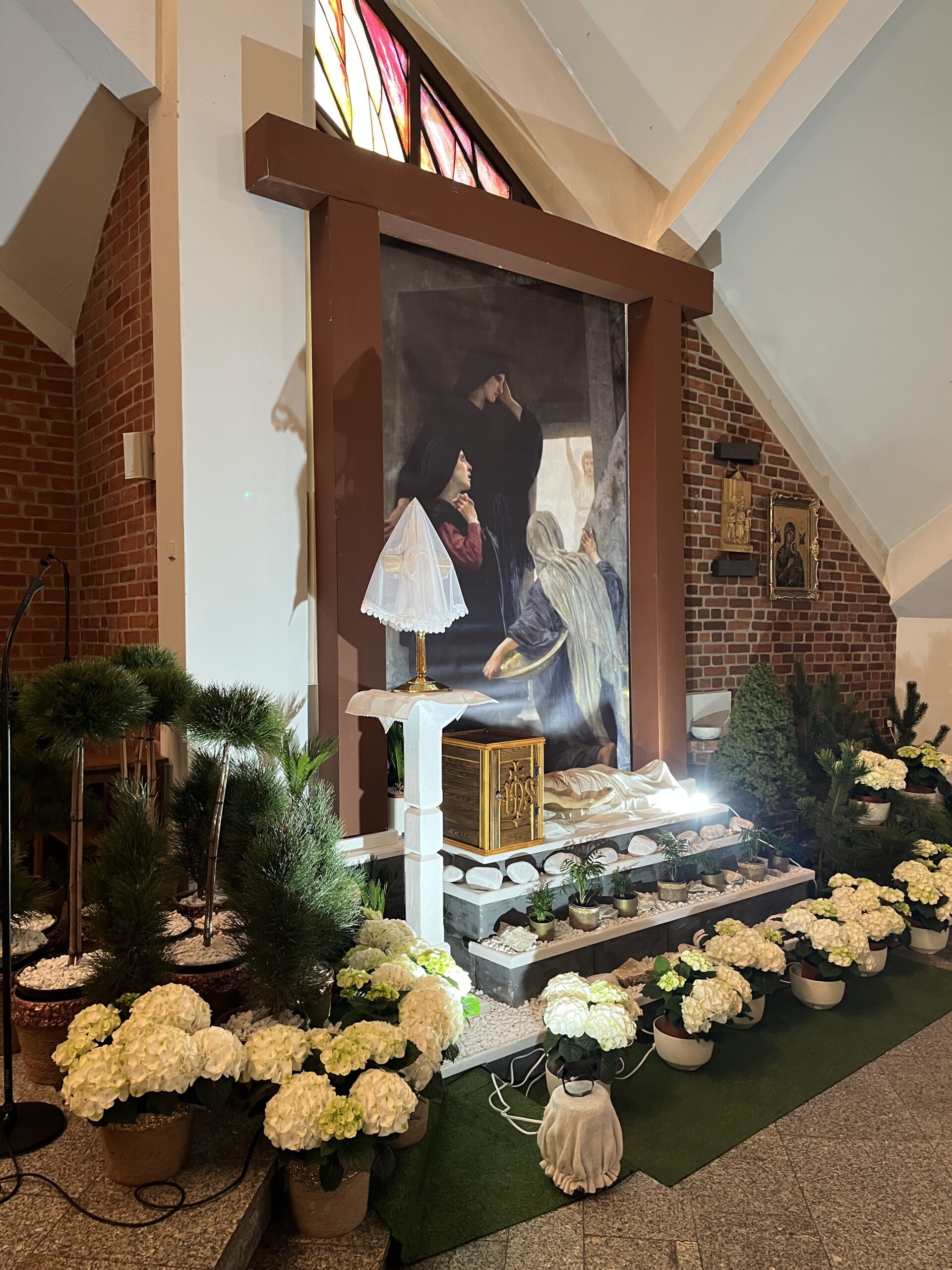 ŻYCZENIA Korzystając z okazji składamy Państwu życzenia zdrowych i wesołych Świąt Zmartwychwstania Pańskiego. Błogosławionych i spokojnych. Pełnych miłości i pokoju.